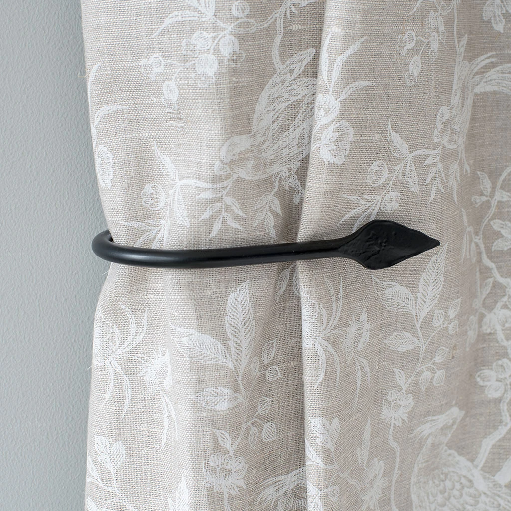 Small Spear Holdback In Matt Black 2 Small Spear Holdback In Matt Black - Image 2